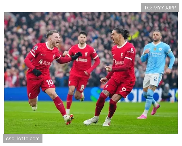 争议瞬间：英超比赛最后时刻疑似点球未判，VAR介入后维持原判，引发两队激烈抗议。